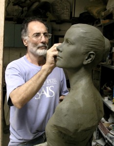 Entretien avec le sculpteur Zizi Smaïl: aucun régime totalitaire ne peut bloquer l’expression artistique Zizi-zmail-a-carara6-234x300
